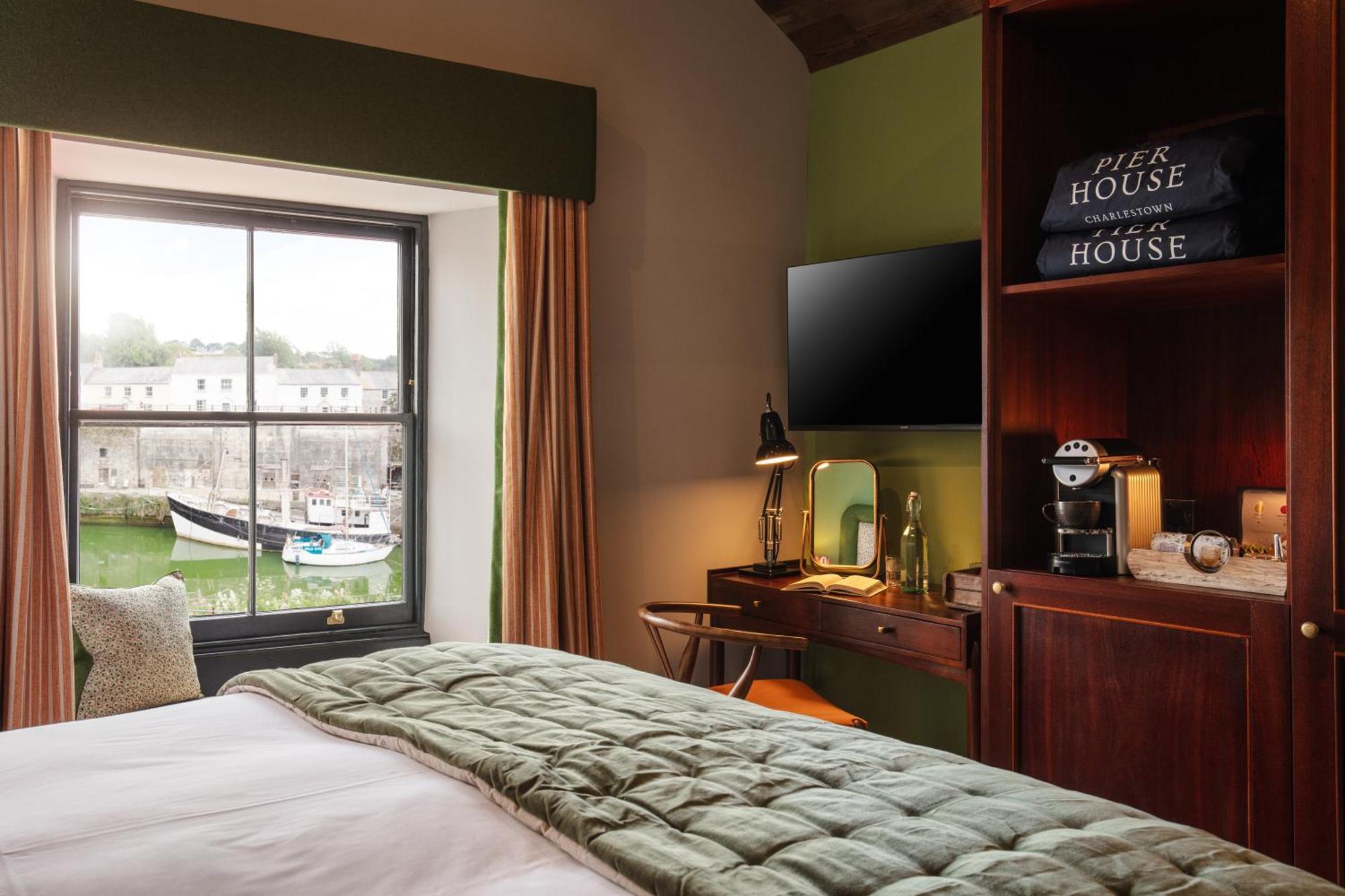 Pier House 3* Чарлстаун