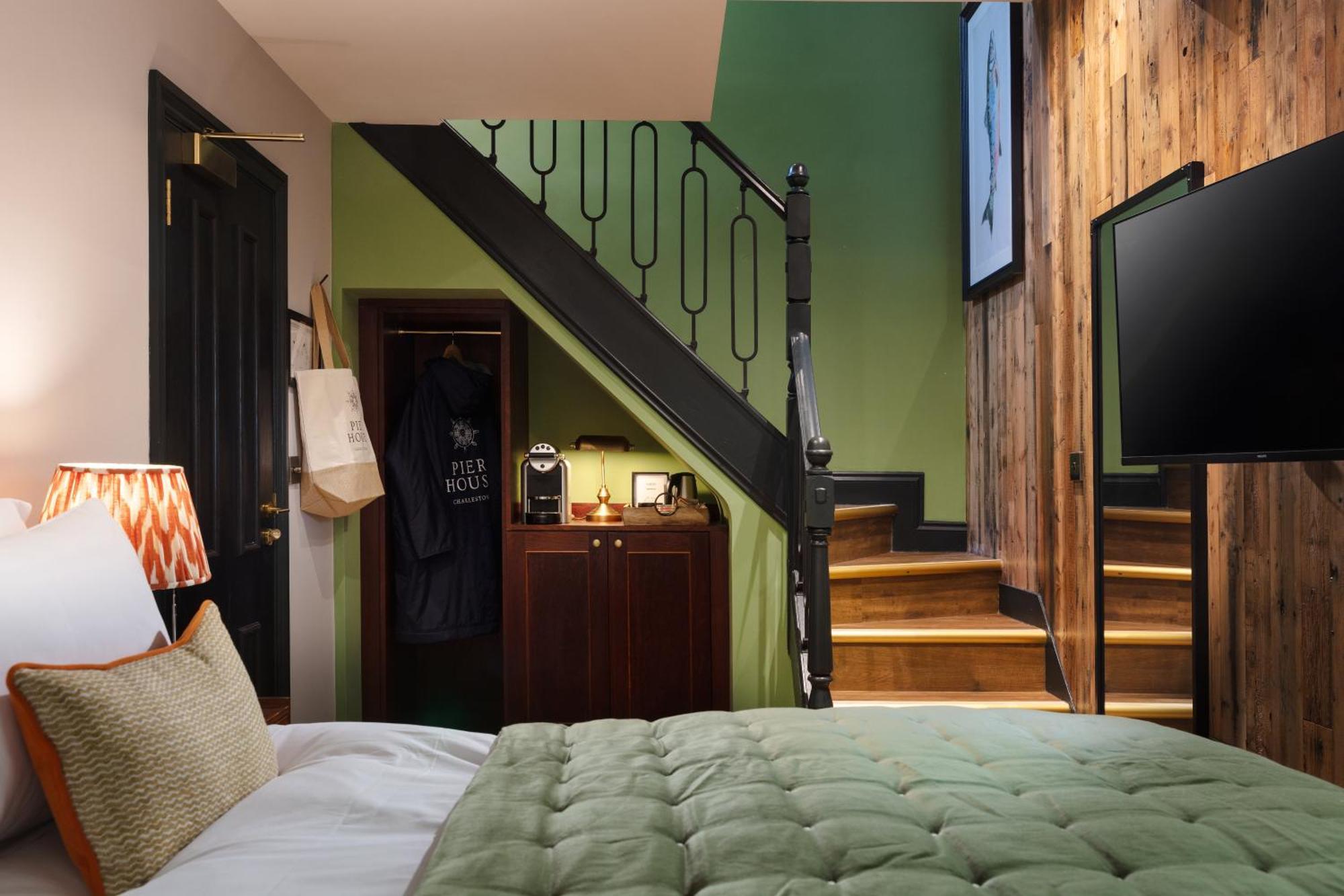 Pier House 3*